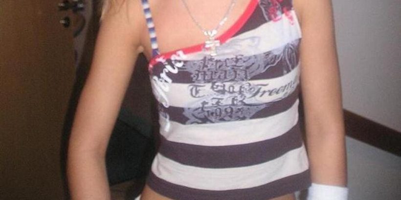 En tjej som blir våt i musen av långhåriga killar